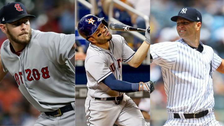 Tres jugadores béisbol juegan, dos lanzan la pelota, uno batea