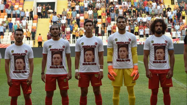 Equipo de Turquía utiliza camisas en apoyo a Özil por racismo