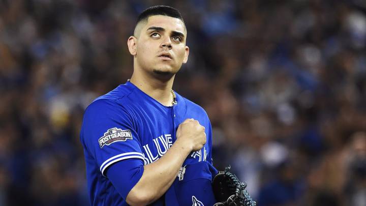 Roberto Osuna se toca el pecho