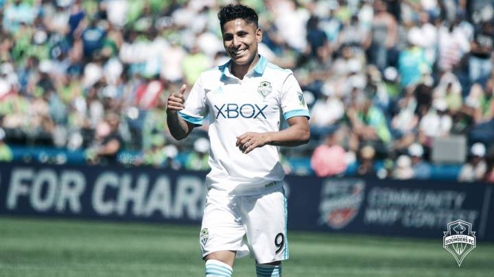 Ruidíaz firma álbum de un aficionado y racha del Seattle