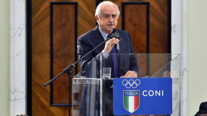 Señor de edad con mícrofono con el escudo de Italia