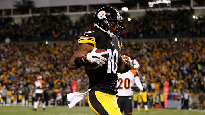Martavis Bryant sostiene un balón en un duelo ante los Bengals