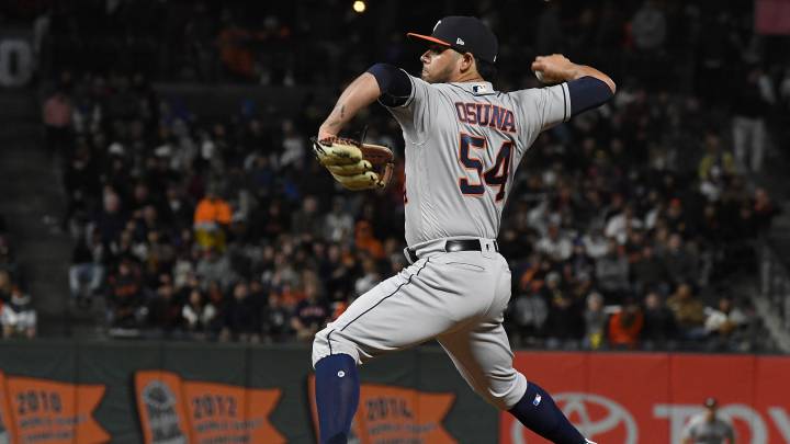 Roberto Osuna lanza una pelota con los Astros