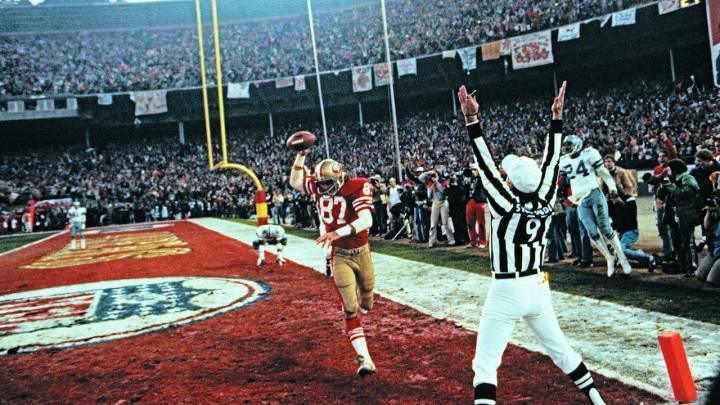Dwight Clark celebra el touchdown del triunfo en el Juego de Campeonato de la NFC de 1982, mientras un referee marca la anotación