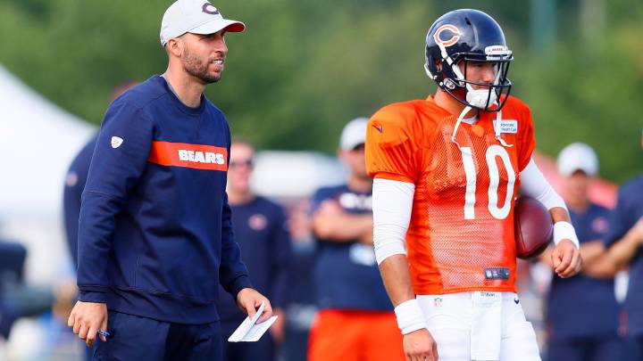 Mitch Trubisky observa una práctica de los Bears junto con un miembro del staff