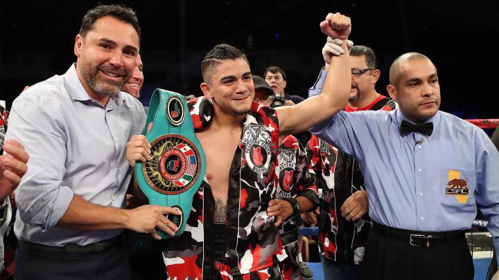 Óscar de la Hoya levanta la mano de Joseph Díaz como campeón de peso pluma