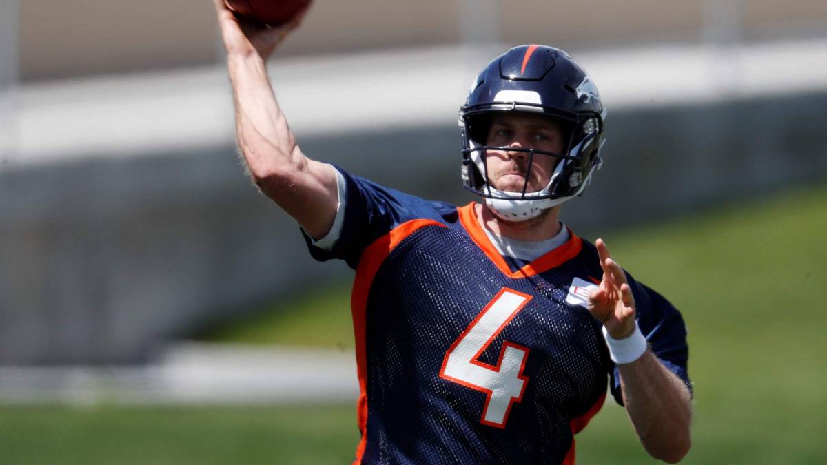 Case Keenum lanza un balón en el training camp de los Broncos