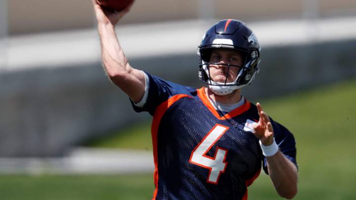 Case Keenum lanza un balón en el training camp de los Broncos