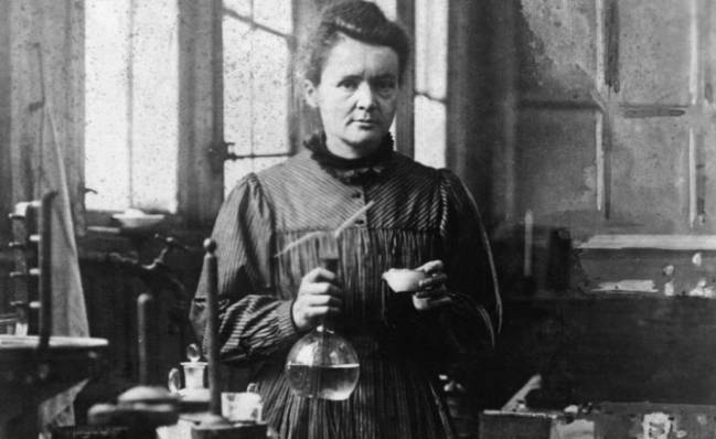 Marie Curie tomando muestras de química en su laboratorio