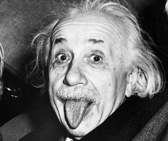 Albert Einstein sacando la lengua