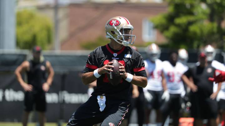 Jimmy Garoppolo observa el campo antes de lanzar el balón en un entrenamiento