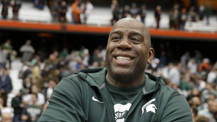 Earvin Johnson sonríe mientras usa una sudadera de los Spartans de Michigan State