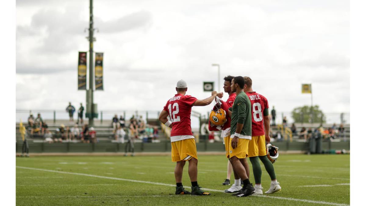 El grupo de quarterbacks de los Packers se reúnen después de una práctica