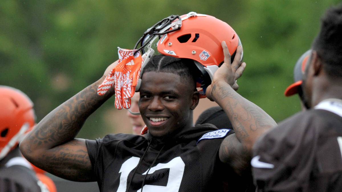 Josh Gordon se retira el casco en entrenamiento de los Browns