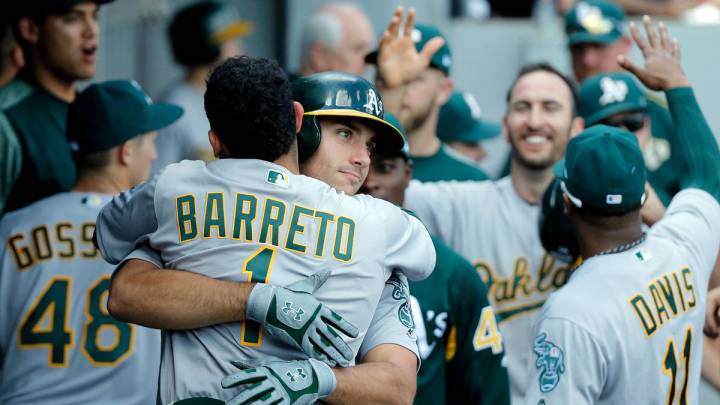 Los Athletics celebran en el dugout del equipo