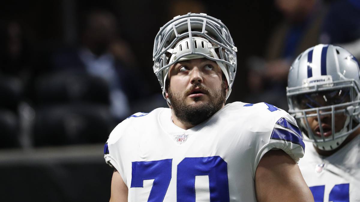 Zack Martin observa la pantalla de un estadio con el casco levantado