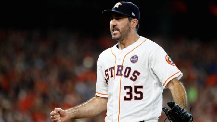 Justin Verlander celebra en partido de los Astros
