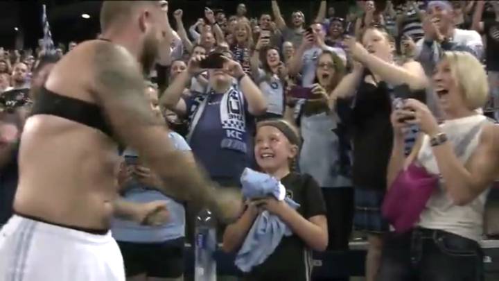 Johnny Russell, delantero escocés del Sporting Kansas City, sorprendió a una pequeña aficionada en el estadio, quien cumplía años ese mismo día.