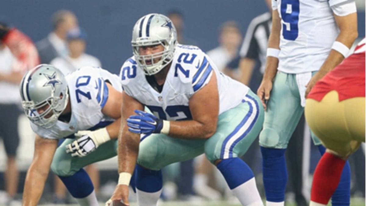 Travis Frederick antes de dar un snap en partido de los Cowboys