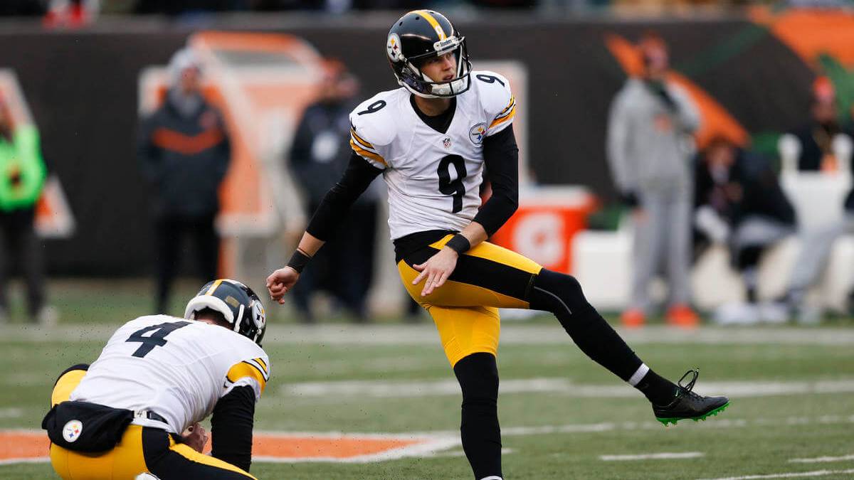 Chris Boswell patea un balón para hacer puntos en partido de los Steelers