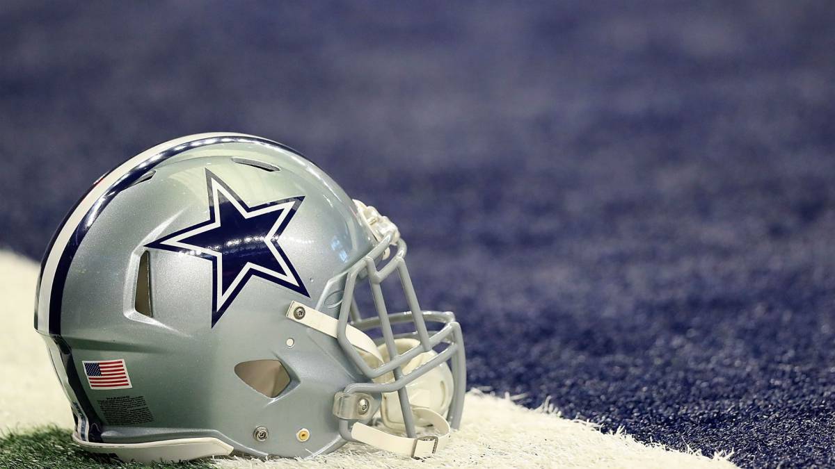 Casco de los Cowboys en los sidelines