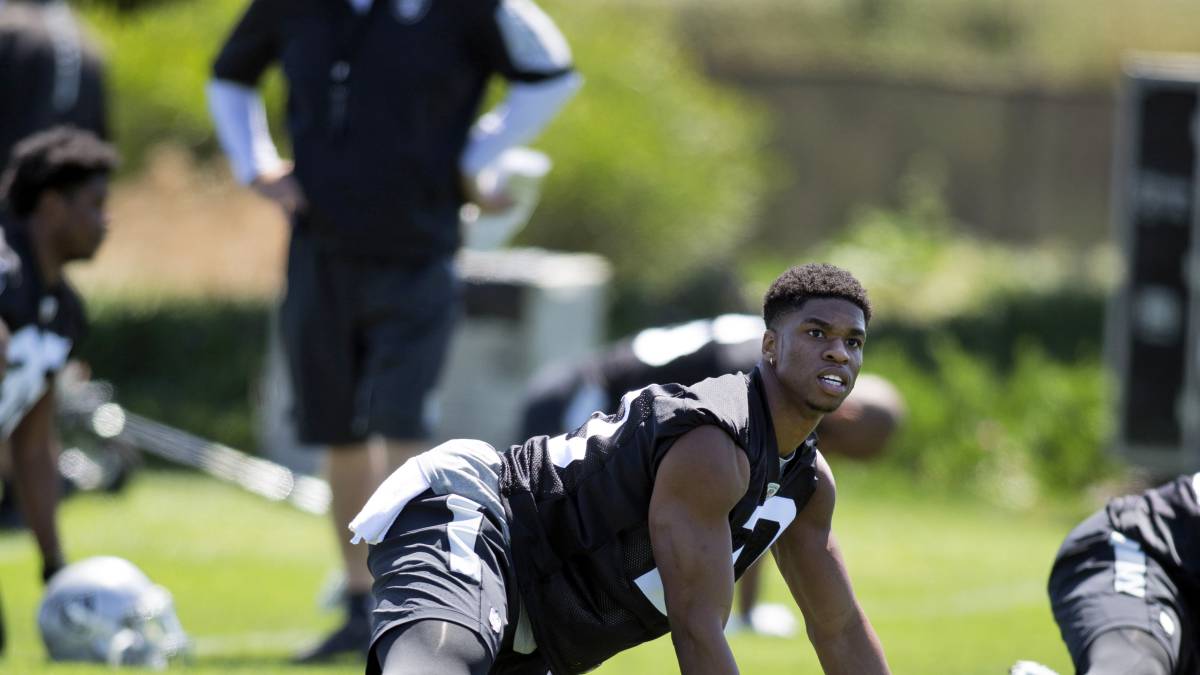Obi Melifonwu, cortado por "no sentir los colores de Raiders"