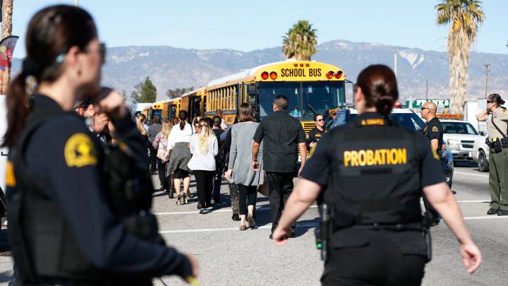 Agentes de la policía atienden emergencia en escuela