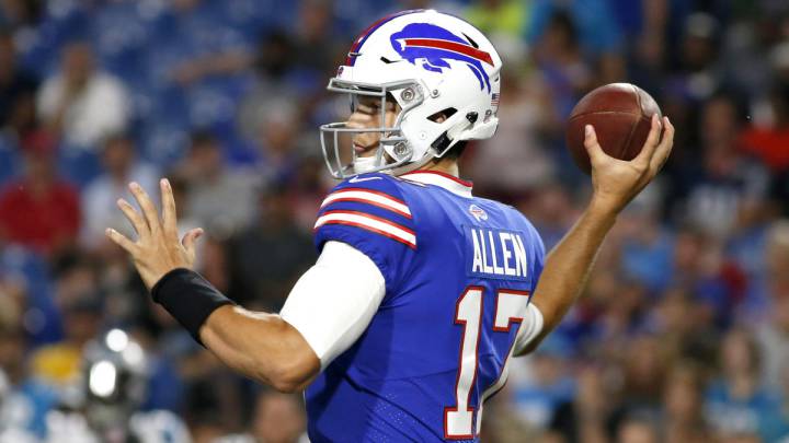 Josh Allen lanzando un balón en partido de los Bills frente a los Panthers