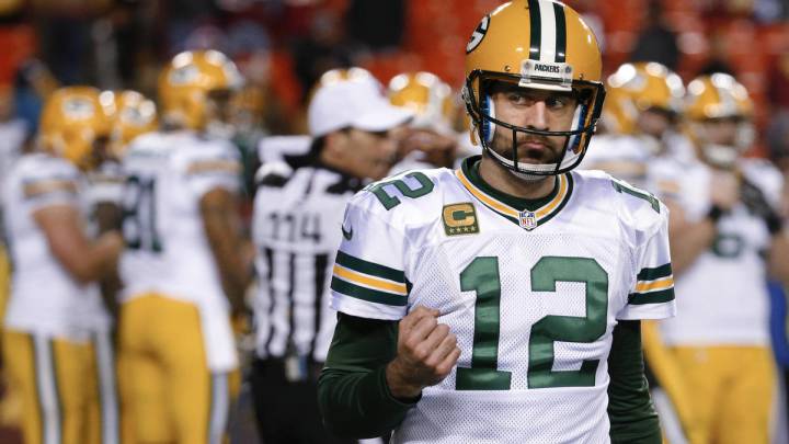 Aaron Rodgers celebra haciendo gesto con la mano en partido de los Packers