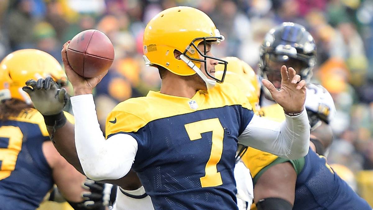 Brett Hundley antes de lanzar un balón en partido de los Packers