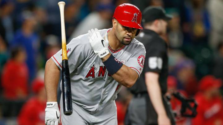 Albert Pujols suelta el bat después de marcar un home run