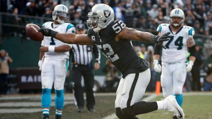 Khalil Mack corre con el balón en su posesión a la zona de anotación