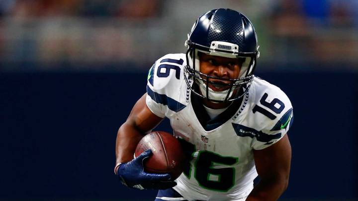 Tyler Lockett corre con el balón en su posesión