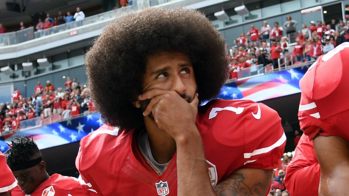 Colin Kaepernick arrodillado protestando en partido de los 49ers