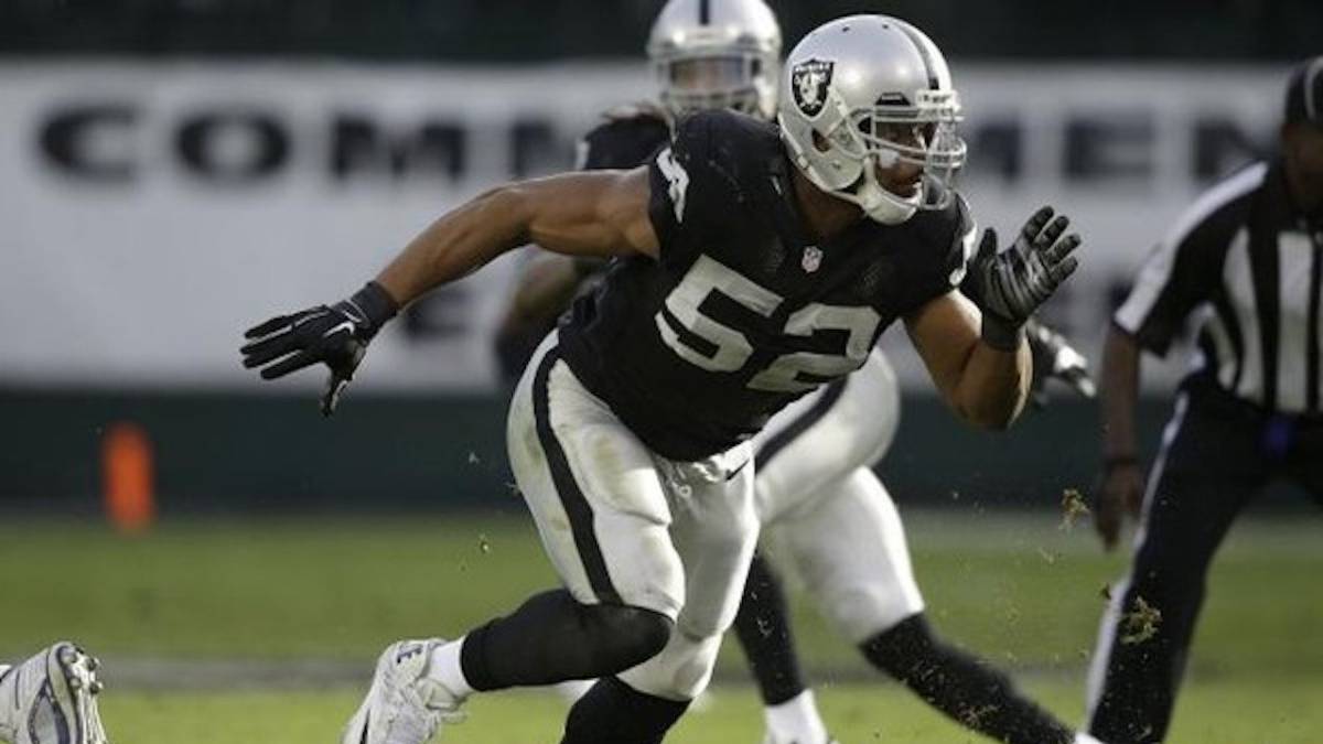 Khalil Mack corre para tacklear en partido de los Raiders