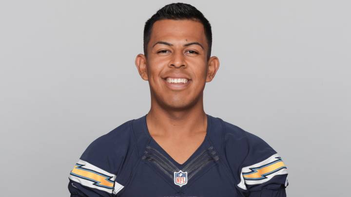 Roberto Aguayo en sesión de fotos con el uniforme de los Chargers