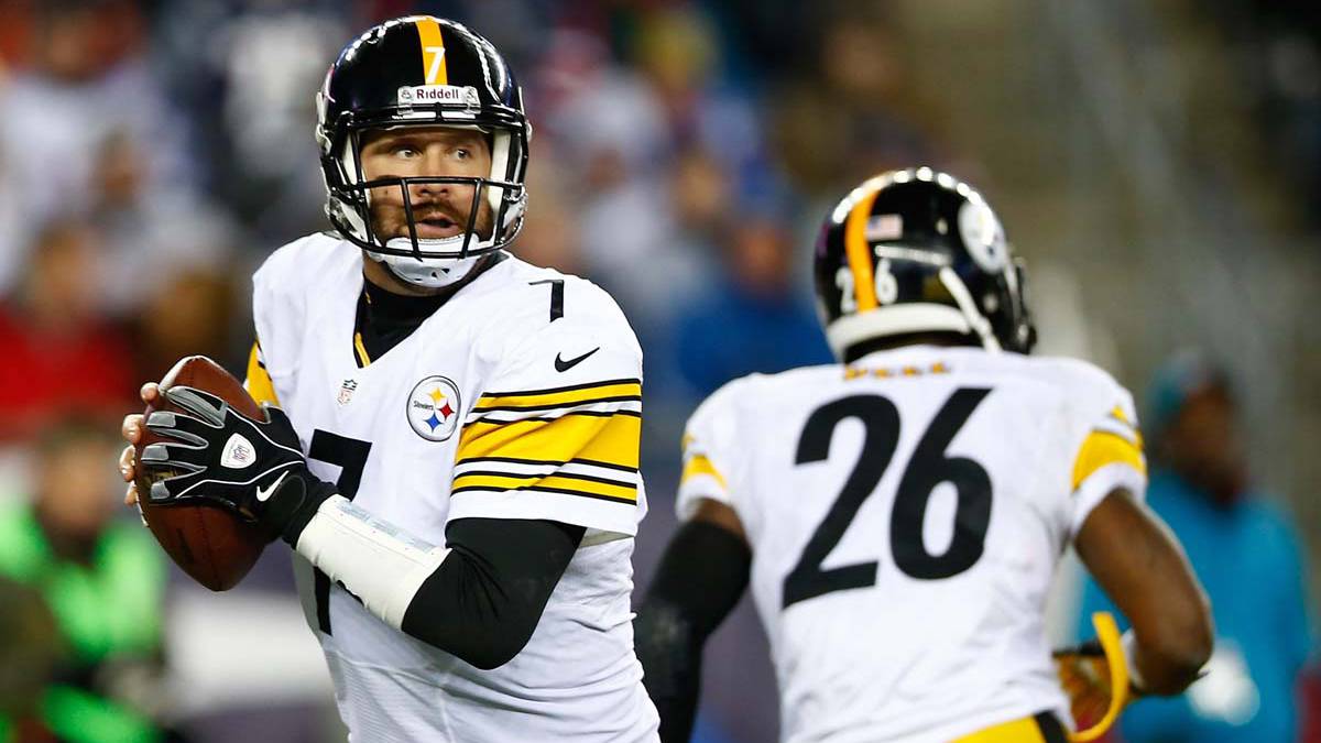 Ben Roethlisberger intenta un pase mientras Le'Veon Bell se desmarca