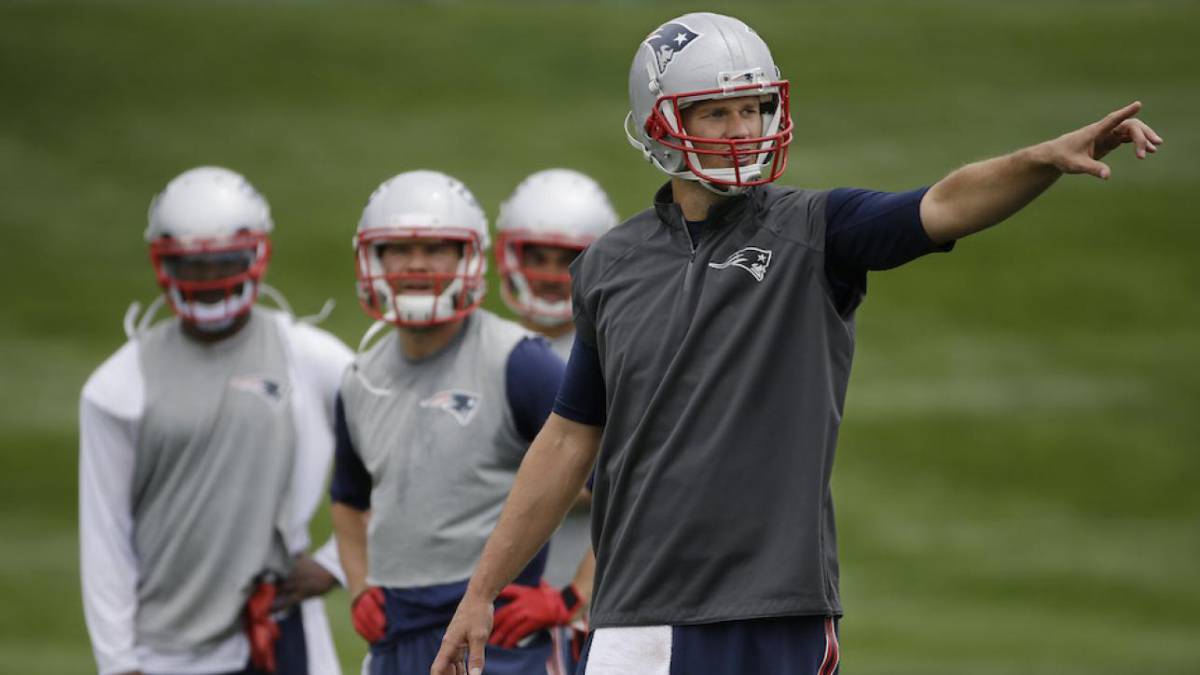 Tom Brady señala algo en un entrenamiento de los Patriots