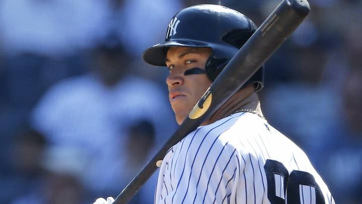 Aaron Judge coloca un bat sobre su hombro