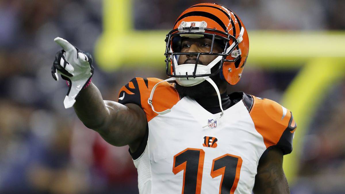 Brandon LaFell señala a alguien en partido de los Bengals