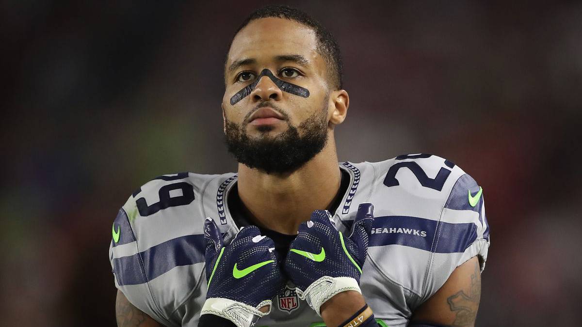 Earl Thomas se toma de los shoulders sin el casco colocado