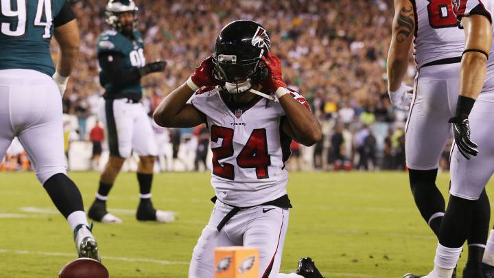 Devonta Freeman sale lesionado de la rodilla en derrota de Atlanta