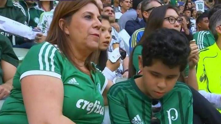 Una imagen conmovedora en Brasil le ha dado vuelta al mundo: su hijo no puede ver, pero la madre le explica las jugadas y fueron captados por las cámaras