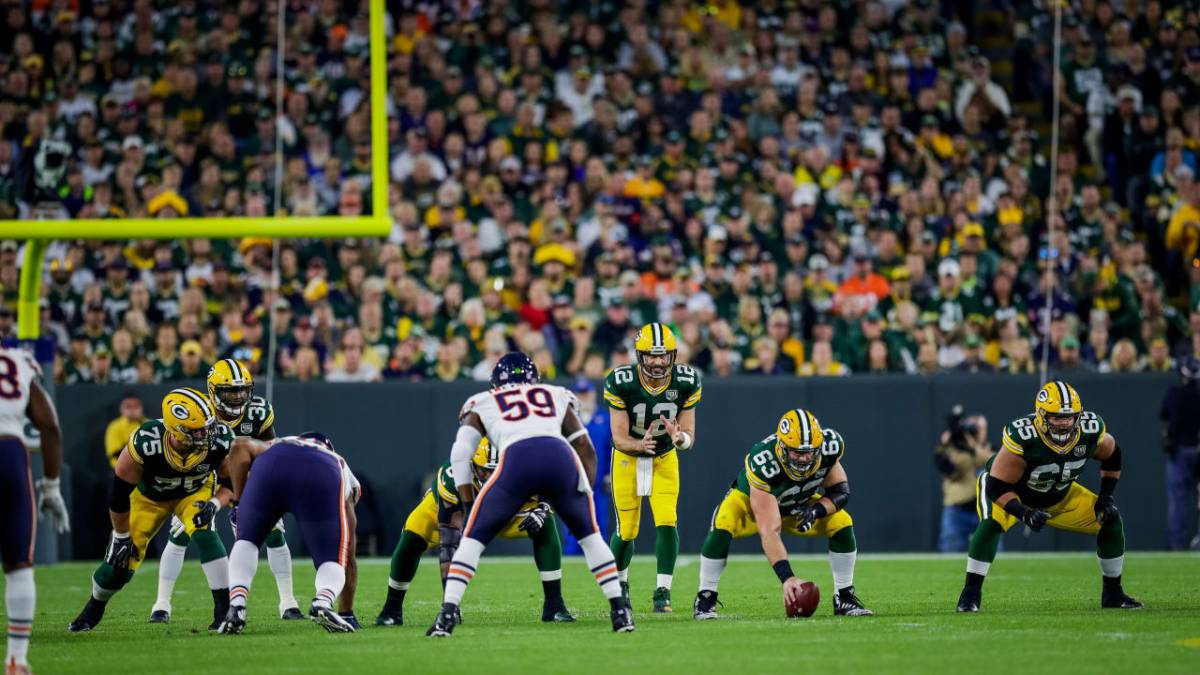 Aaron Rodgers recibe el balón en partido de los Packers frente a los Bears