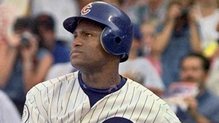 Sammy Sosa mira un batazo que él dio