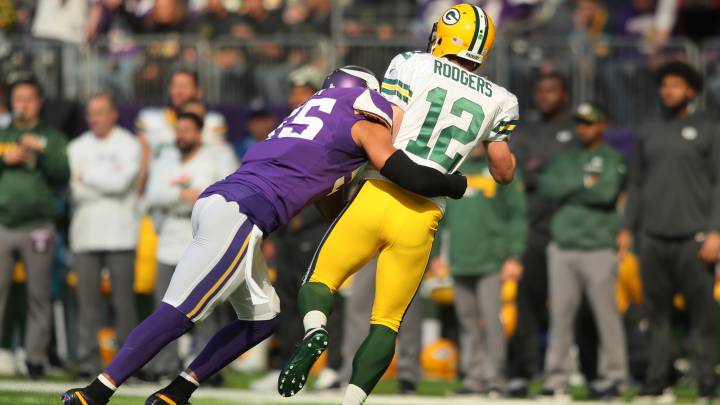Anthony Barr tacklea a Aaron Rodgers