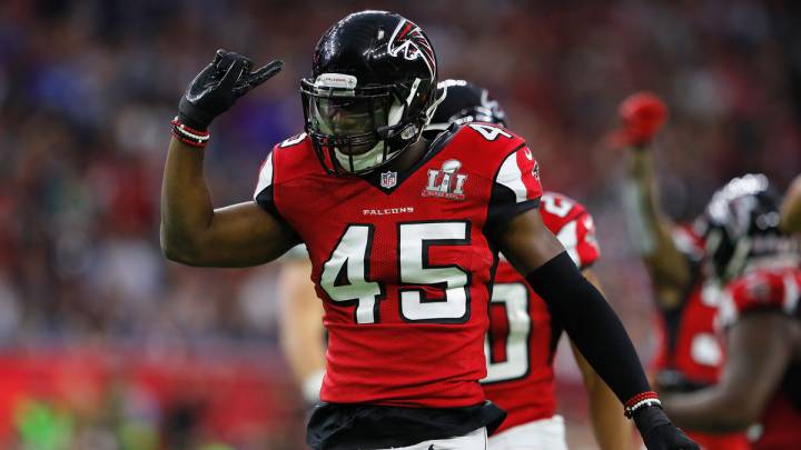 Deion Jones hace un festejo en el Super Bowl LI