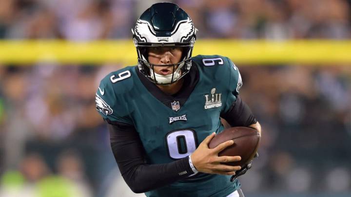 Nick Foles con el balón en las manos mientras enfrenta a los Falcons