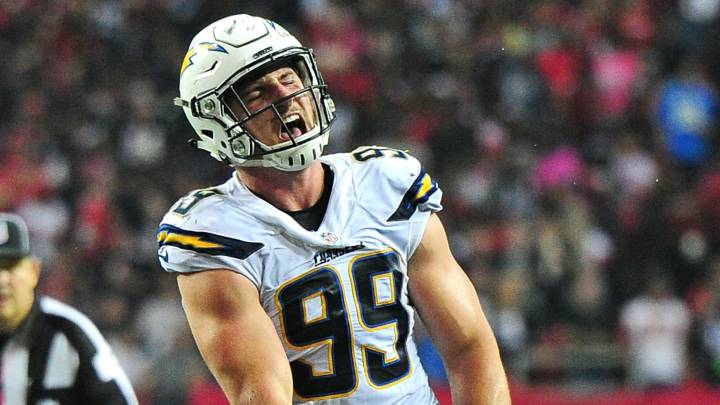 Joey Bosa celebra un sack