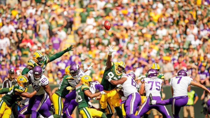 Defensiva de Packers intenta detener un gol de campo de Minnesota